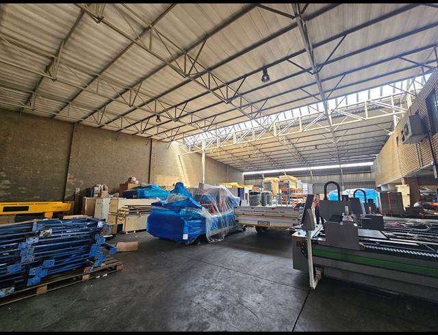 1,415M² WAREHOUSE TO LET IN MEADOWDALE